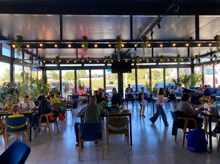 Sala restaurantului Take&Eat plină de clienți la prânz