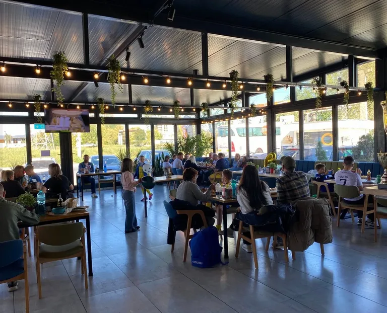 Interiorul restaurantului Take&Eat, o altă zonă a sălii