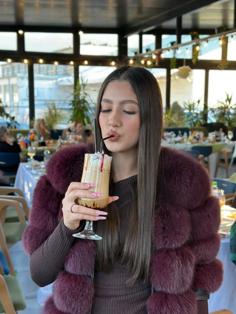 Clientă savurând un frappe la Take&Eat
