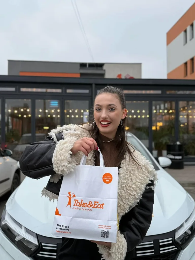 Clientă cu punga de comandă Take&Eat
