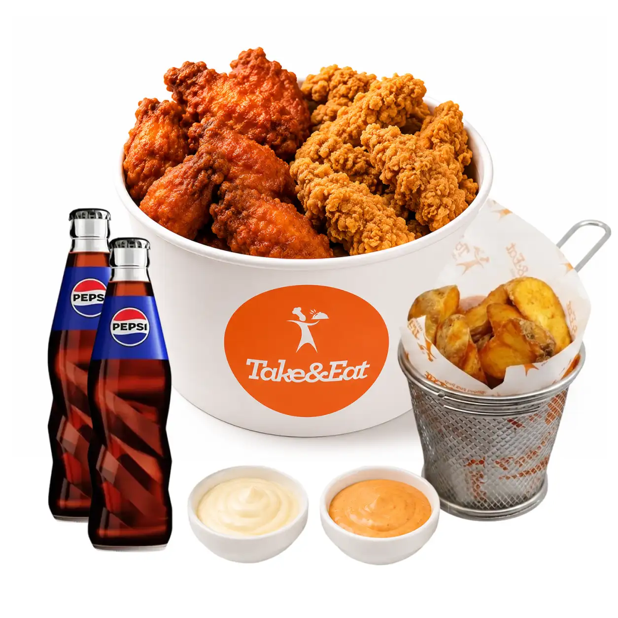 Aripioare crocante, crispy fraged, un munte de cartofi și trei sosuri.
